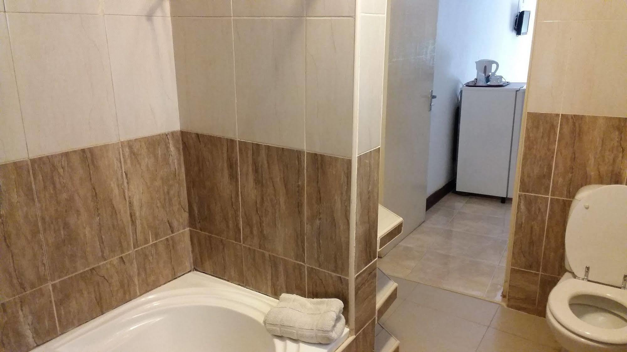 อฟริกิโก ริเวอร์ ฟรอนท์ รีสอร์ต Hotel Akosombo ภายนอก รูปภาพ