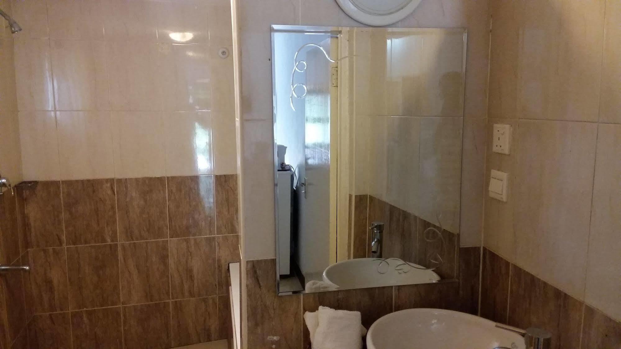 อฟริกิโก ริเวอร์ ฟรอนท์ รีสอร์ต Hotel Akosombo ภายนอก รูปภาพ