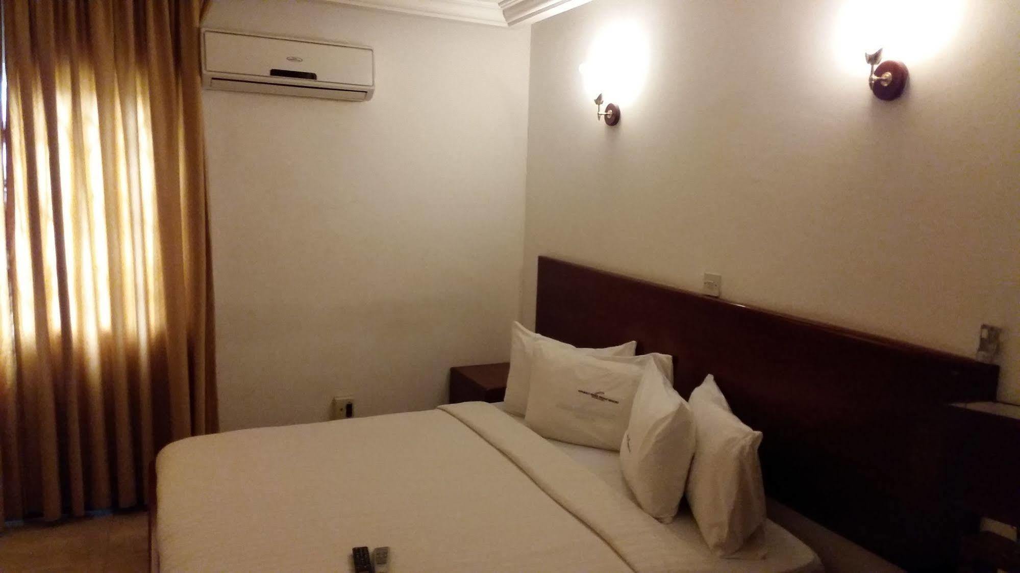 อฟริกิโก ริเวอร์ ฟรอนท์ รีสอร์ต Hotel Akosombo ภายนอก รูปภาพ