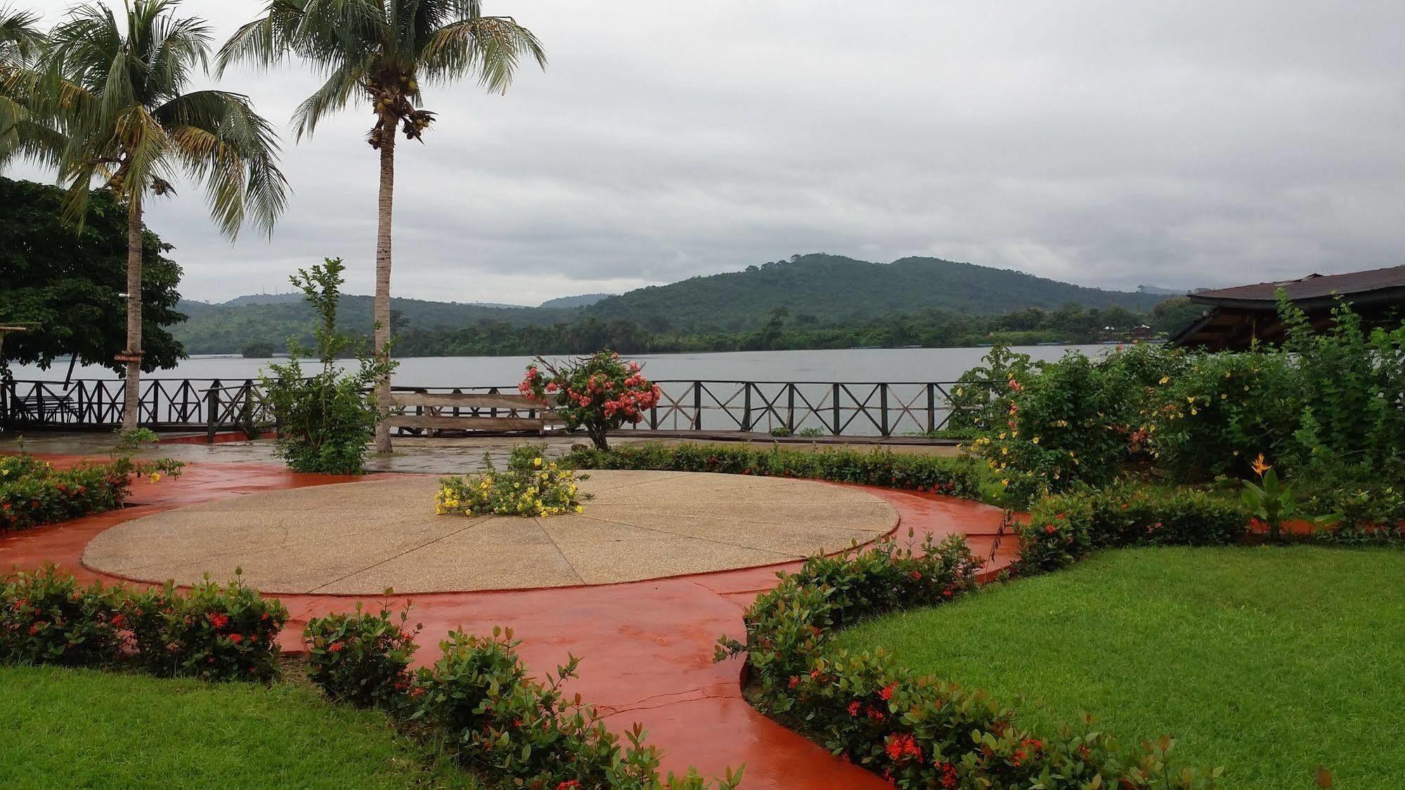 อฟริกิโก ริเวอร์ ฟรอนท์ รีสอร์ต Hotel Akosombo ภายนอก รูปภาพ