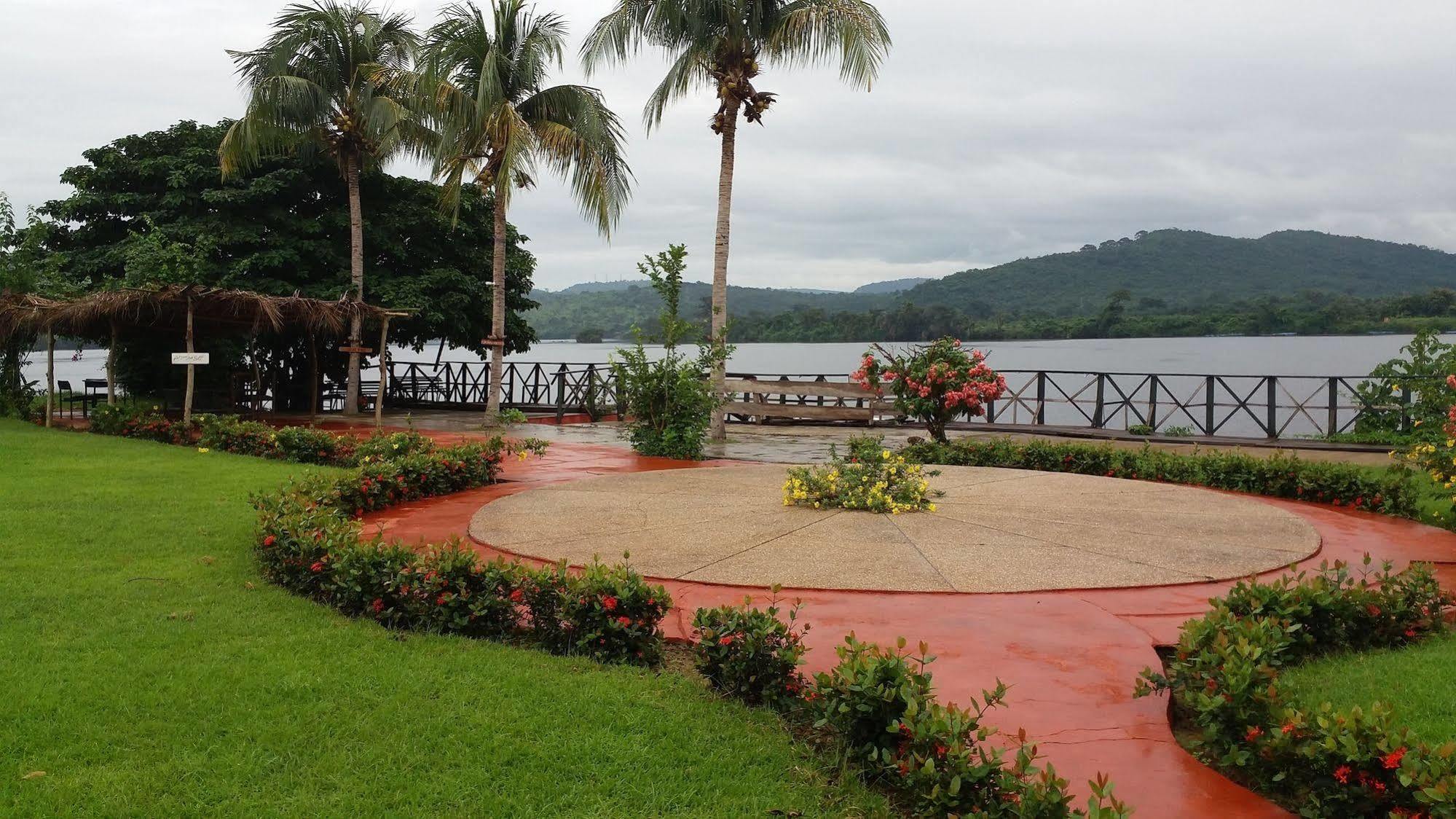 อฟริกิโก ริเวอร์ ฟรอนท์ รีสอร์ต Hotel Akosombo ภายนอก รูปภาพ